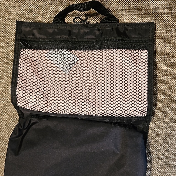 Mary Kay makeup brushes and makeup bag - Picture 3 of 6